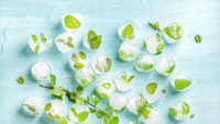 Berbagai makanan hanya membutuhkan sedikit herba segar namun dijualnya dalam kemasan besar. Untuk menyimpannya, rempah segar ini bisa dibekukan dalam freezer. Jadikan es batu dan rempah ini akan tetap segar sampai kapanpun. Foto: Istock