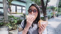 Foto ini jadi bukti kalo Gina memang penggemar berat es krim. Kali ini dia berpose dengan dua es krim roti legendaris di Orchard. Foto: Instagram @missnyctagina