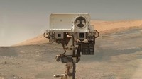 Ini menjadi salah satu selfie terbaru Curiosity di Mars. Selfie ini dijepret oleh Mars Hand Lens Imager (MAHLI) yang ada di lengan robot Curiosity pada 23 Januari 2018, atau hari ke-1.943 di Mars. Foto selfie semacam ini dihasilkan dari kumpulan gambar panorama yang dirangkai menjadi satu foto. Bagian langit di belakang wajah Curiosity ini ditambahkan secara buatan oleh NASA. Foto: NASA/JPL-Caltech/MSSS