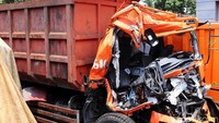 Truk-truk yang dikumpulkan itu kondisinya sudah dalam rusak parah.