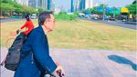 Gaya Santai Bos Toyota Naik Sepeda dan Kereta