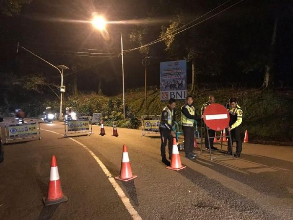 Foto: Puncak Pas Dilanda Longsor