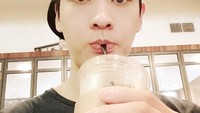 Choi Tae Joon sedang dikabarkan dekat dengan Park Shin Hye. Wajar saja kalau aktris cantik itu jatuh hati padanya. Selfie sambil minum ice coffee aja mukanya macho banget. Foto: Instagram @actorctj