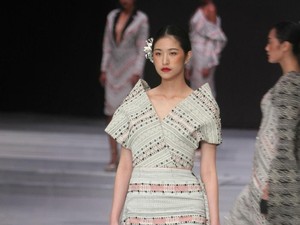 Ivan Gunawan Sulap Kain Ulos Jadi Koleksi Busana Edgy dan Modern