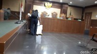 Novanto sudah terlihat hadir tetapi kemudian menunggu di ruang tunggu. Novanto mengaku pasrah dalam menghadapi tuntutan hari ini.