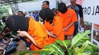 Para tersangka dihadirkan dengan memakai penutup kepala.