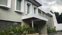 Rumah mewah milik bos Abu Tours di kawasan Jalan Tanggul Patompo, Makassar ikut disita. Kabid Humas Polda Sulsel Kombes Dicky Sondani menyebut rumah di Tanggul Patompo harganya ditaksir di atas Rp 20 miliar.