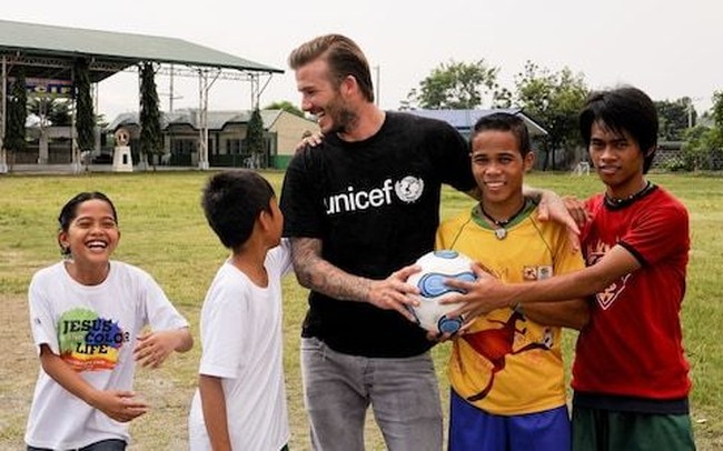 Beckham selalu terlihat tulus saat menghabiskan waktu bersama anak-anak di berbagai belahan dunia yang dikunjunginnya. “Aku membuat pendanaan ini bersama UNICEF karena aku ingin dunia ini menjadi tempat yang lebih baik untuk anak-anak, tidak ada kekerasan, kelaparan, kemiskinan dan penyakit yang bisa dicegah. Sebuah dunia di mana setiap anak punya kesempatan untuk mengembangkan potensi mereka,” begitu kata mantan pemain Manchester United itu. Foto: Dok. UNICEF