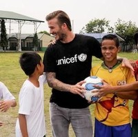 Beckham selalu terlihat tulus saat menghabiskan waktu bersama anak-anak di berbagai belahan dunia yang dikunjunginnya. “Aku membuat pendanaan ini bersama UNICEF karena aku ingin dunia ini menjadi tempat yang lebih baik untuk anak-anak, tidak ada kekerasan, kelaparan, kemiskinan dan penyakit yang bisa dicegah. Sebuah dunia di mana setiap anak punya kesempatan untuk mengembangkan potensi mereka,” begitu kata mantan pemain Manchester United itu. Foto: Dok. UNICEF
