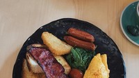Saat sarapan, Kevin melahap platter lengkap ini. Ada omelet, bacon, sosis dan roti yang bikin kenyang! Foto: Instagram kevinjulio1993