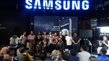 Nah ini kelompok pemenang juara pertama dan mendapatkan kesempatan membawa pulang Samsung Galaxy S9+ dengan sistem pengambilan kertas undian. (Foto: detikcom)