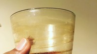 Wah kalau ini Glenn lagi menikmati sopi Maluku Tenggara. Sopi sendiri adalah minuman tradisional yang mengandung alkohol. Sopi merah Maluku Tenggara bikin sadap.. tulis Glenn. Foto: instagram @glennfredly309
