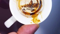 Kok agak nggak percaya ya. Sisa kopinya bisa dilukis jadi seperti ini? Ini beneran ngga ya. Tapi menurut Kale ini adalah coffee art. Foto: Instagram @hasankale08