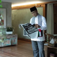 Gaya Anies Baswedan pakai syal gambar bendera Palestina ini sempat viral. Dunia terperangah. Shocked! Langkah Presiden Trump yang menyatakan pengakuan Yerusalem sebagai ibukota Israel telah merusak tatanan dan melanggar semua kesepakatan yang pernah ada,” demikian Anies menuliskan keterangan pada fotonya. Foto: Instagram @aniesbaswedan