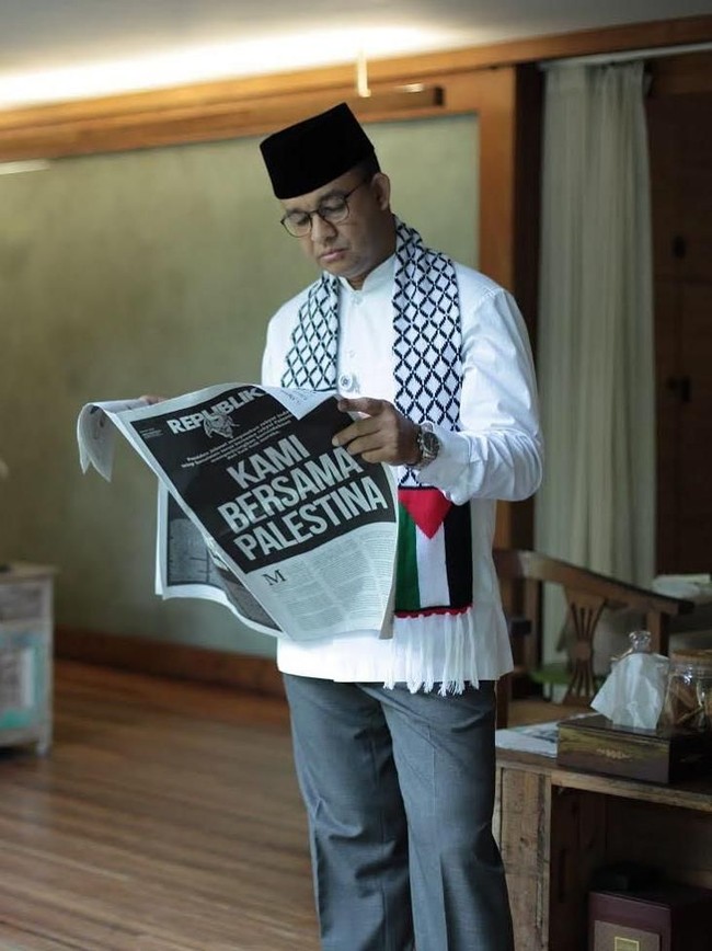 Gaya Anies Baswedan pakai syal gambar bendera Palestina ini sempat viral. Dunia terperangah. Shocked! Langkah Presiden Trump yang menyatakan pengakuan Yerusalem sebagai ibukota Israel telah merusak tatanan dan melanggar semua kesepakatan yang pernah ada,” demikian Anies menuliskan keterangan pada fotonya. Foto: Instagram @aniesbaswedan