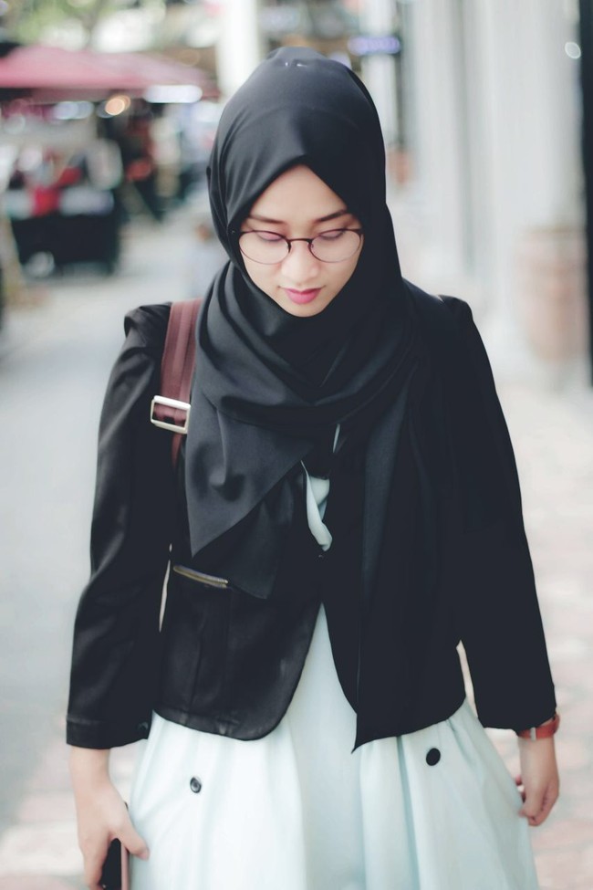 Saat mengajar, Nadia sering memilih dress berbahan katun dan dipadukan dengan blazer agar tampil lebih formal. Meski suka tampil kekinian, Nadia tetap menyesuaikan tampilannya dengan etika berpakaian dosen di kampus UPI. Foto: Instagram/naddiroh