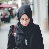 Saat mengajar, Nadia sering memilih dress berbahan katun dan dipadukan dengan blazer agar tampil lebih formal. Meski suka tampil kekinian, Nadia tetap menyesuaikan tampilannya dengan etika berpakaian dosen di kampus UPI. Foto: Instagram/naddiroh