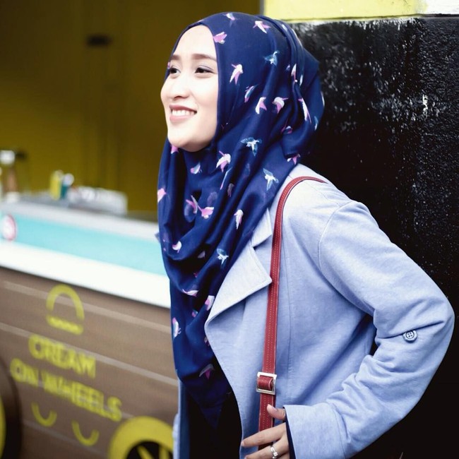 Di kesehariannya, Nadia sering memakai pashmina dengan gaya yang sederhana. Ia pun senang tampil kasual, seperti oversized blazer atau tunik dipadukan dengan celana pensil. Foto: Instagram/naddiroh