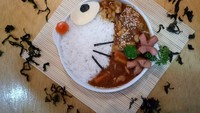 Wah kalau ngajak si kecil makan di sini pasti makannya lahap. Menu makannya disajikan dengan tampilan yang lucu. Nasi kari ini aja bentuknya kaya wajah Doraemon. Foto: Instagram @dmonershome