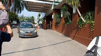 Foto: Terpantau lima mobil polisi bersiaga di dalam komplek Alexis. (Eva-detikcom)