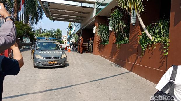 Anies Terjunkan 30 Ibu-ibu Satpol PP, Begini Suasana Alexis