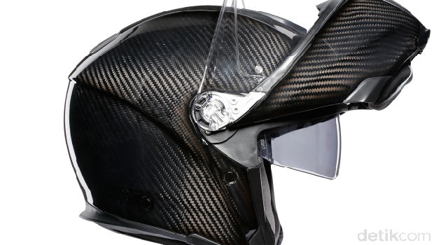 Helm buatan AGV yang satu ini bisa jadi helm modular yang paling kuat dan enteng. Bayangkan saja helm terbuat sepenuhnya dari serat karbon dengan bobot 1,390 kg.