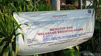 Ada 2 spanduk yang dipasang.