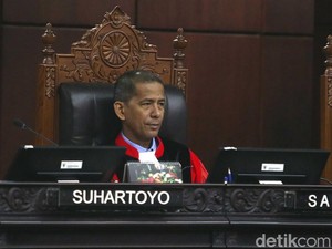 Vonis MK dan Pertanyaan Tajam Hakim Konstitusi Saldi Isra soal UU Cipta Kerja
