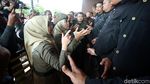 Foto: Ibu-ibu Satpol PP Vs Sekuriti Berbadan Tegap di Depan Alexis