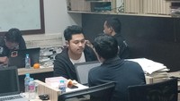 Saat ini Teza masih diamankan di Subdit Resmob Ditreskimum Polda Metro Jaya untuk pemeriksaan lebih lanjut. Teza akan diperiksa soal kepemilikan airsoft gun dan perbuatannya itu. (Foto: Kanavino/detikcom)
