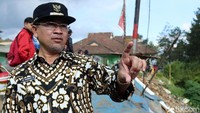 Herman Suherman mengecek lokasi longsor.