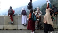 Anak-anak sekolah dan warga sekitarpun ikut melihat kondisi longsor yang kembali terjadi sejak Rabu (28/3) malam.