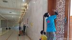 Aksi Muslim Independent Bersihkan Masjid Raya Bandung