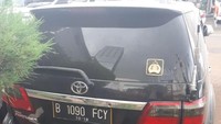 Mobil yang dipakai Teza tampak ditempeli stiker berlogo Polri. Namun, Teza bukan anggota Polri. (Foto: dok. Istimewa)