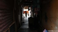 Rumah-rumah warga di kampung ini masih menggunakan triplek dan kayu.