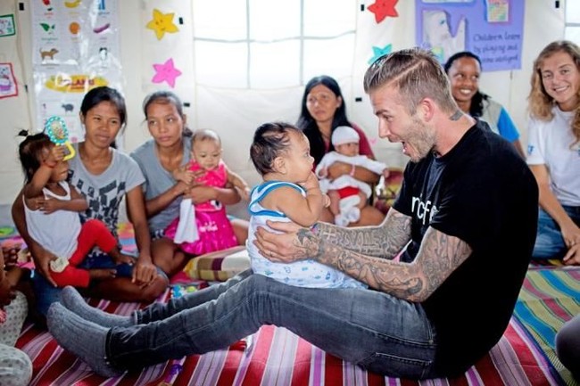 Momen David Beckham mengajak anak bayi ini bermain sungguh manis. Menjalani tugasnya sebagai Duta UNICEF untuk program The 7 Fund, suami Victoria Beckham itu memang kerap berpergian ke berbagai negara. Seperti dikutip dari situs UNICEF, The 7 Fund membantu anak-anak di Indonesia, Nepal, Uganda dan El Salvador mendapatkan kehidupan yang lebih baik. Program yang dijalankan di setiap negara pun berbeda-beda. Untuk Indonesia, kampanye yang dijalankan adalah melawan bullying. Foto: Dok. UNICEF