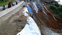 Satu ruas jalan yang akan menuju Cianjur amblas.