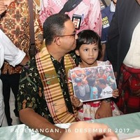 Bukan hanya syal bergambar batik saja yang suka dipakai Gubernur DKI Anies Baswedan saat menjalankan pekerjaannya. Dia juga kerap memakai sarung yang dijadikannya sebagai syal. Foto: Instagram @aniesbaswedan