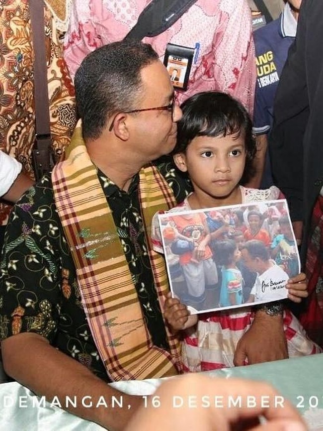 Bukan hanya syal bergambar batik saja yang suka dipakai Gubernur DKI Anies Baswedan saat menjalankan pekerjaannya. Dia juga kerap memakai sarung yang dijadikannya sebagai syal. Foto: Instagram @aniesbaswedan