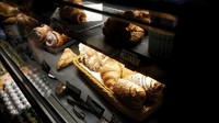 Kevin juga doyan pastry nih untuk sarapan. Kali ini dia memilih aneka pastry Prancis, termasuk croissant yang gurih renyah. Foto: Instagram kevinjulio1993