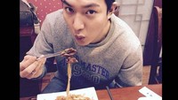 Siapa yang tidak kenal dengan aktor Korea Selatan yang satu ini. Tiap drama yang dibintangi Lee Min Ho pasti sukses dipasaran. Sedang meniup kwetiaw daging sapi saja mukanya tetap keren. Foto: Instagram @lee_min_ho_world12