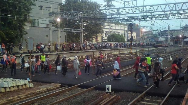 Situasi penyeberangan di Stasiun Duri pada pagi ini.