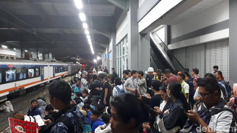 Jalur KRL Duri-Tangerang Normal Usai Kebakaran di Taman Kota Jalur KRL Duri-Tangerang Normal Usai Kebakaran di Taman Kota