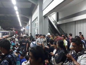 Jalur KRL Duri-Tangerang Normal Usai Kebakaran di Taman Kota