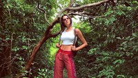 Yang terbaru, Fransesca traveling ke Zanzibar, kepulauan cantik di Tanzania. Di Zanzibar, Fransesca asyik menjelajah kawasan Jozani Forest. (@fransescasofianovello/Instagram)
