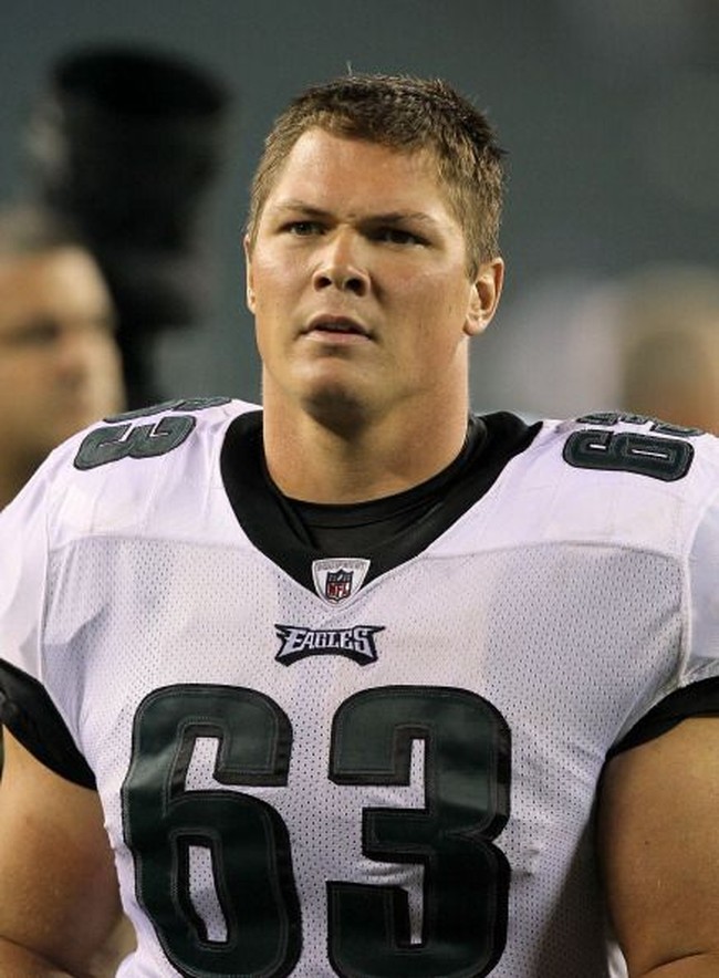 Pemain football Danny Watkins suka melakukan taruhan-taruhan kecil untuk membuat suasana lebih menyenangkan. Salah satunya adalah untuk memakan jangkrik. Berkat keberaniannya makan serangga, Danny berhasil membawa pulang uang $120 atau Rp 1,6 jutaan. Foto: Getty Images