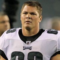 Pemain football Danny Watkins suka melakukan taruhan-taruhan kecil untuk membuat suasana lebih menyenangkan. Salah satunya adalah untuk memakan jangkrik. Berkat keberaniannya makan serangga, Danny berhasil membawa pulang uang $120 atau Rp 1,6 jutaan. Foto: Getty Images