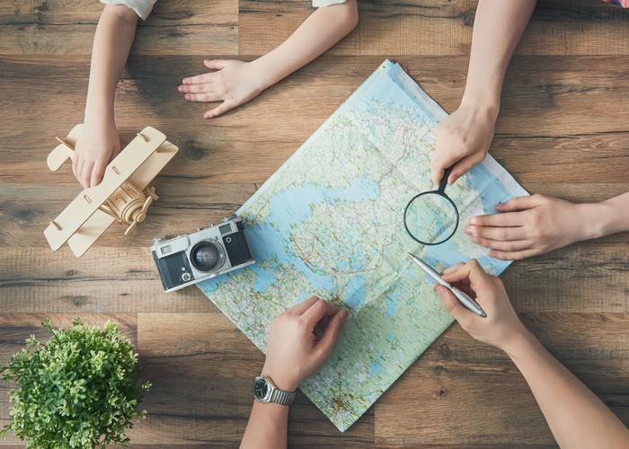 Ilustrasi anak traveling