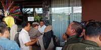 Para sekuriti berbadan tegap dan besar mencegah Satpol PP masuk