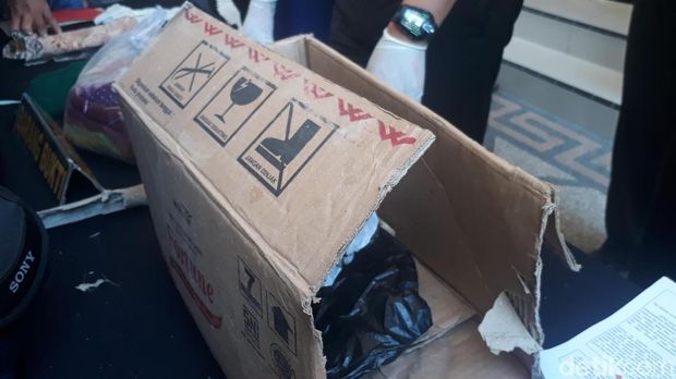 Kardus yang digunakan untuk membuang bayi